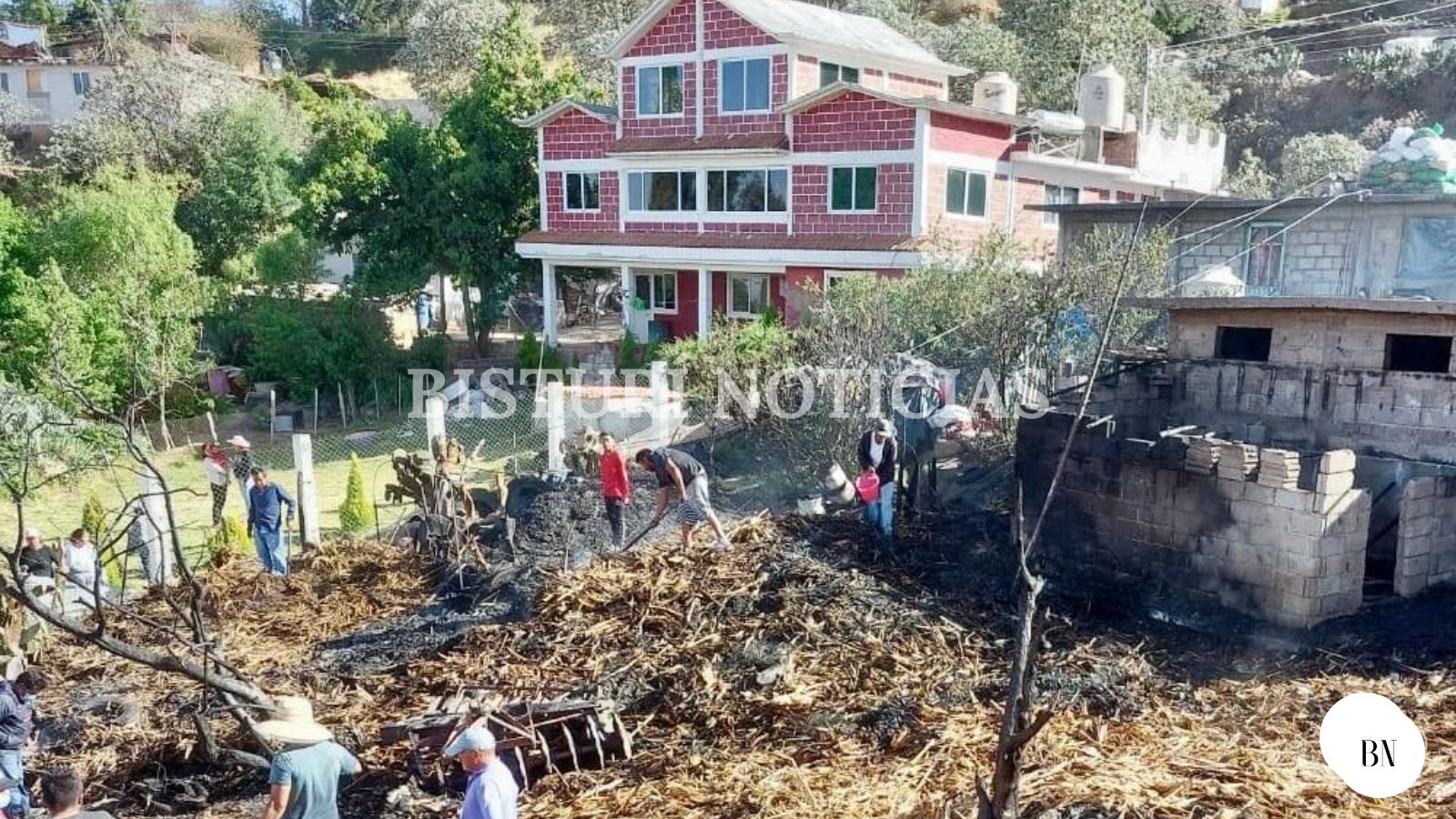 Se queman pacas de zacate,  en San Felipe del Progreso